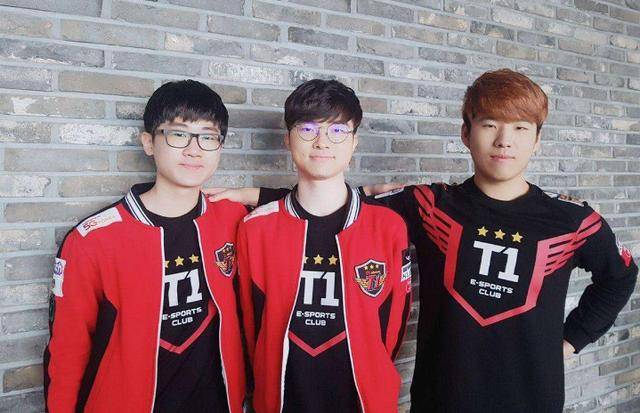 的姿态屹立 的姿态屹立